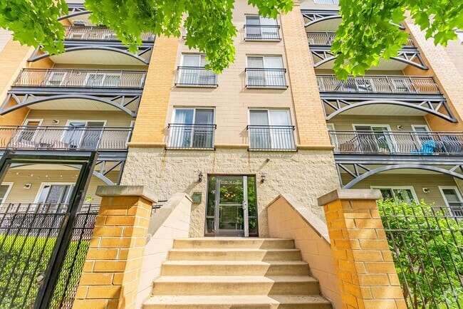 Building Photo - 2720 W Cortland St Rental