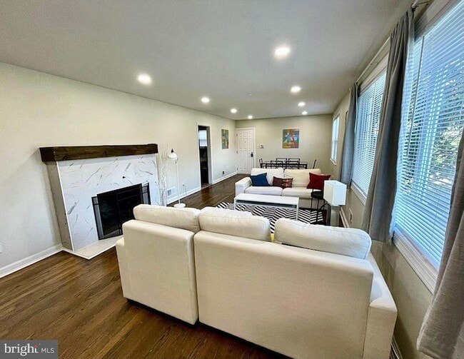 Photo - 5901 Middleton Ln