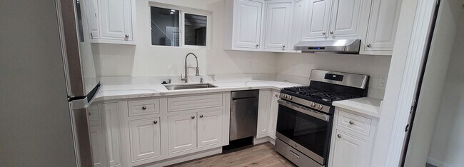 Kitchen - 648 10th Ave Unit Renovated 1br 1ba plus de