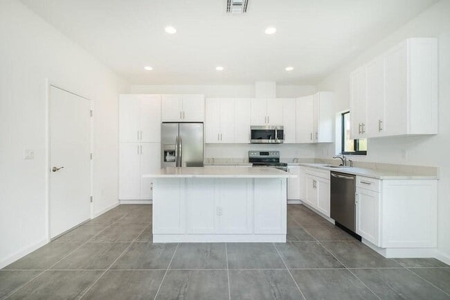 Building Photo - 1036 NE 33rd St
