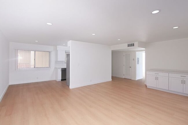 Photo - 3155 Montrose Ave