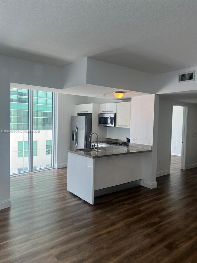 Photo - 185 SW 7th St Unidad 1412 Rental