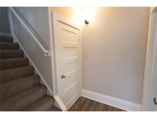 Photo - 678 Hawthorne Ave E