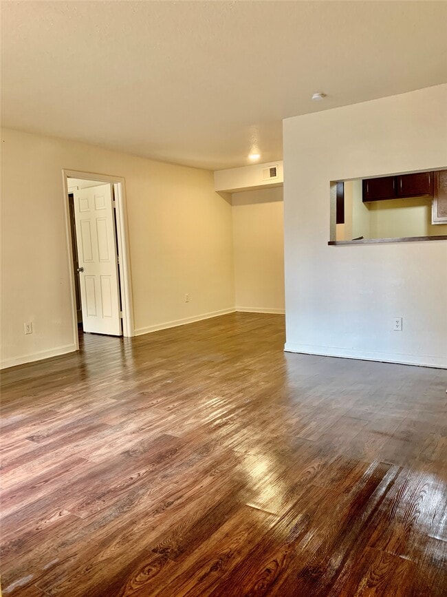 Photo - 8100 Creekbend Dr Unidad 157
