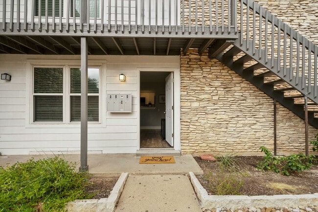Photo - 2504 Manor Cir Unit B