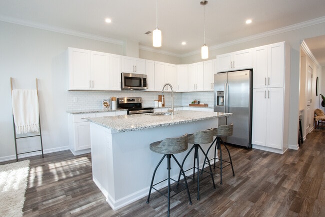 Emory 53 - The Grand Luxury Apartments and Homes