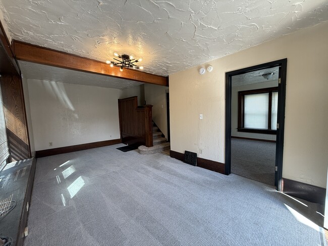 Sala de estar/comedor y dormitorio en la planta principal - 339 Power St