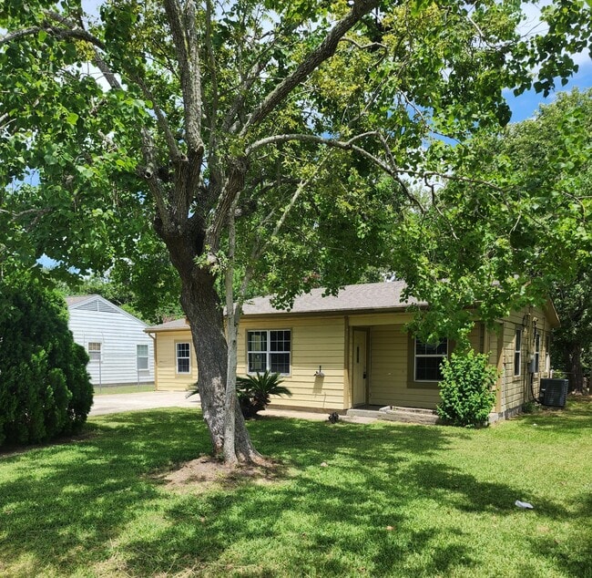 Building Photo - 500 Bluebonnet Dr