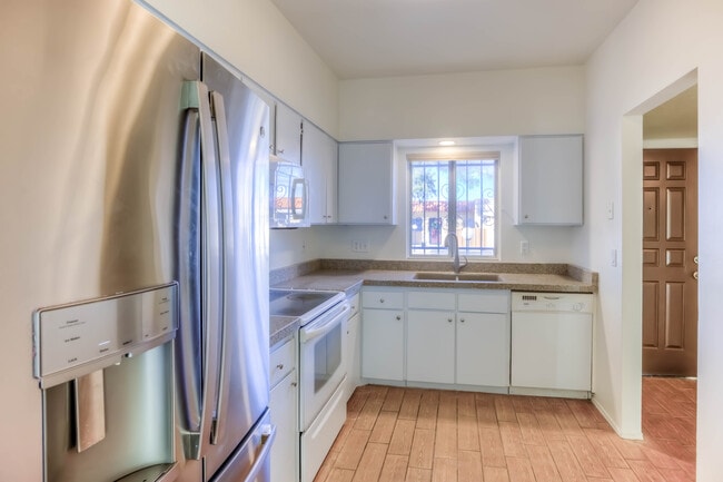 Kitchen - 982 S Pantano Rd