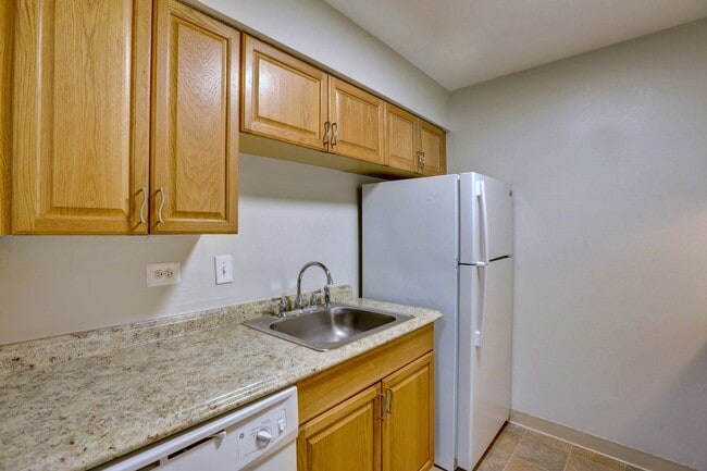 Photo - Monaco Parkway Apartments