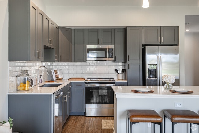 1BR, 1BA - 914SF - Kitchen - Savannah at Pike Creek