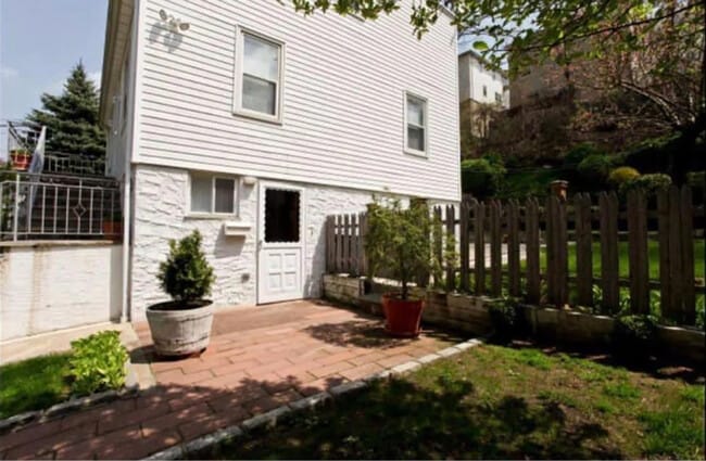 Building Photo - 173 Cook Ave