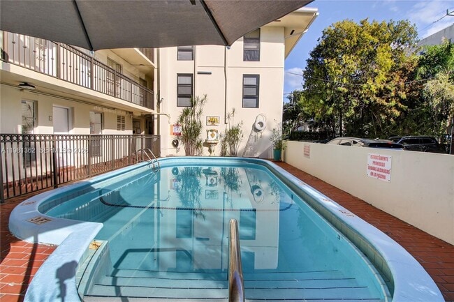 Building Photo - 1600 S Le Jeune Rd Unit 6