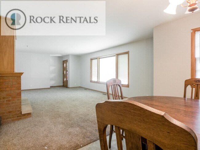 Photo - 4 Bed 2 Bath in Arlington