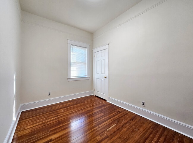 Bedroom 1 with walk-in closet - 59 E Main St Apartamentos Unidad 2