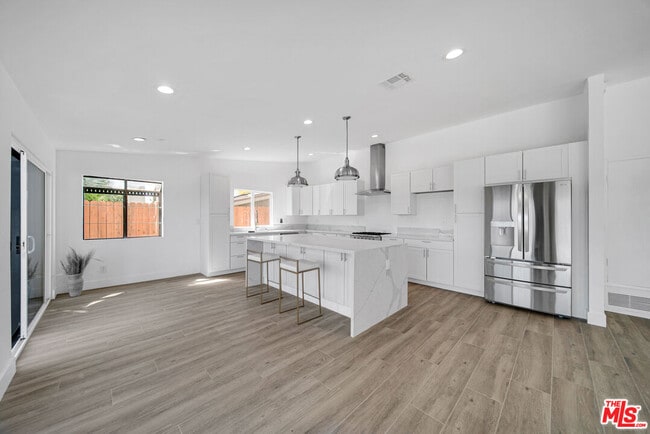 Photo - 23500 Aetna St