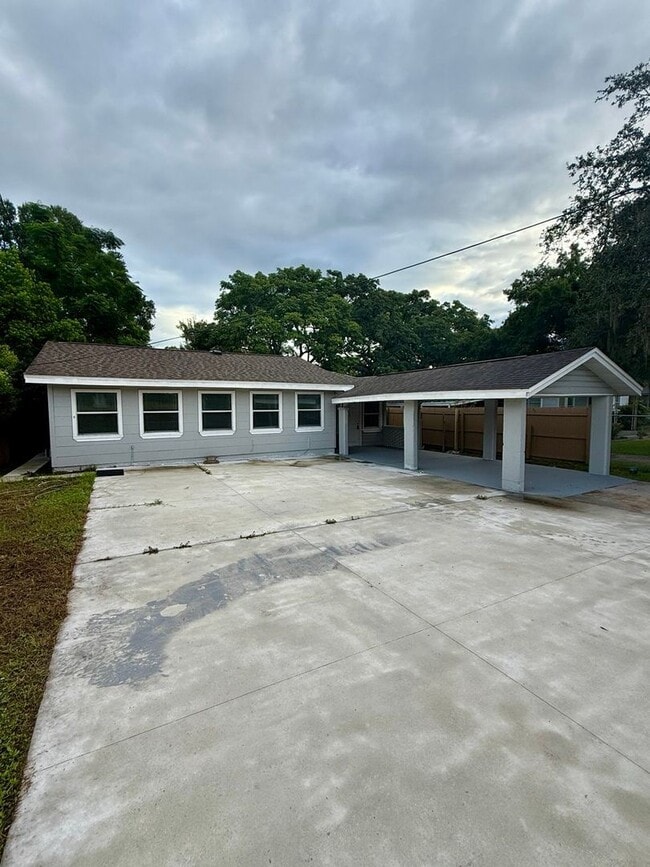 Photo - Dual Living Delight in the Heart of Lakeland!