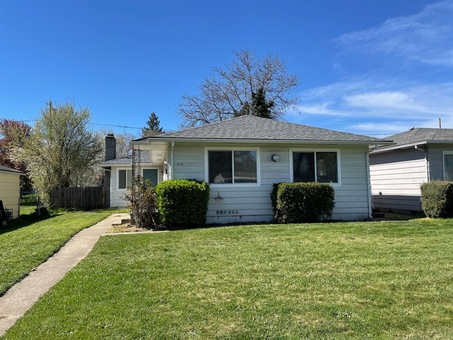 Photo - Nice 2 Bedroom 1 Bath Front Duplex-Parking and a Garage with Remote for Easy Access