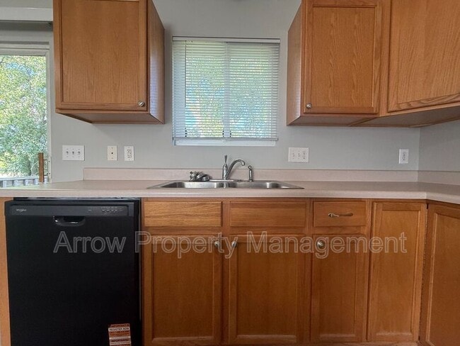 Photo - 330 W Irving St