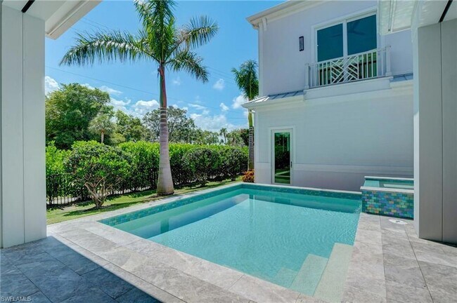 Photo - 888 10th Ave S