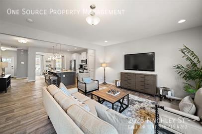 Photo - 2028 Finchley St