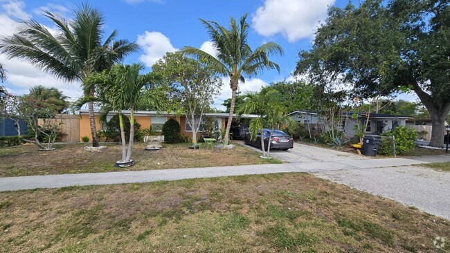 Building Photo - 6511 Seminole Dr Unit 2 Rental