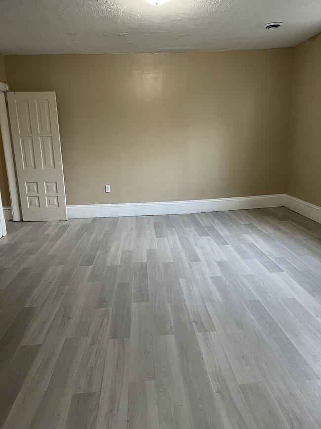 Building Photo - 135 W 1st St Unit 2 Rental