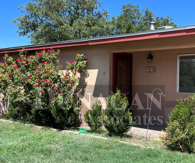 Pet Friendly!! Updated 3 bed, 1 1/5 Bath. - Pet Friendly!! Updated 3 bed, 1 1/5 Bath. House