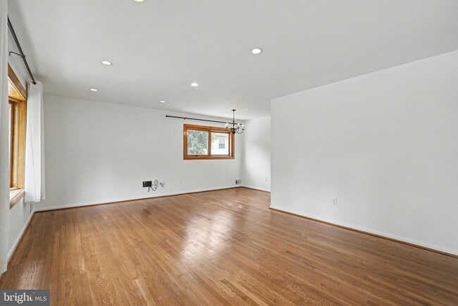 Building Photo - 604 Yeonas Dr SW