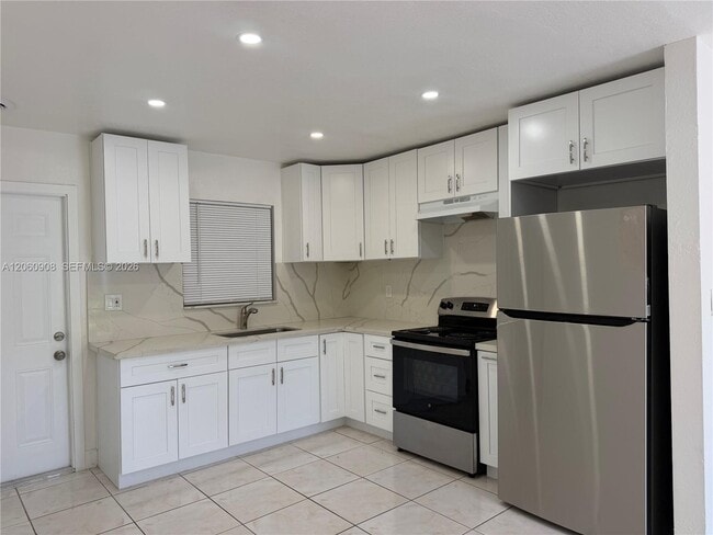 Building Photo - 732 SW 6th St Unit 732