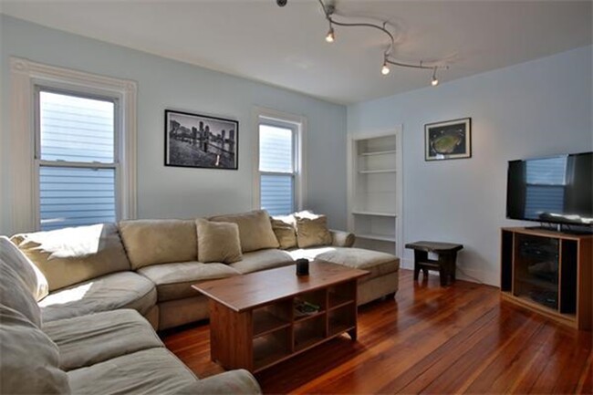 Building Photo - 46 Middle St Rental