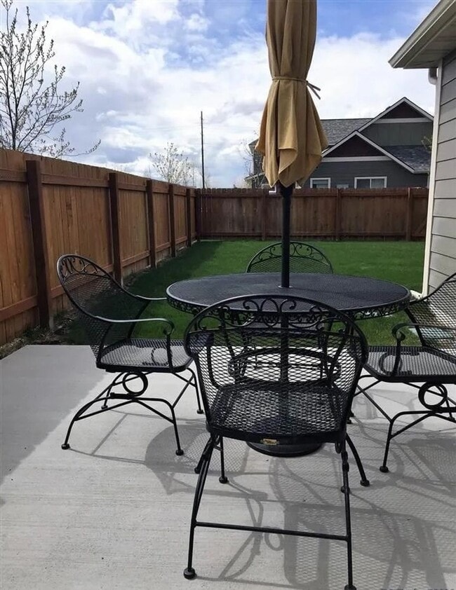 Photo - Beautiful 3 bedroom 2 1/2 bath townhouse in 4 Corners! Fenced backyard!