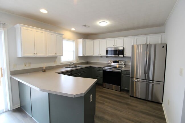 Photo - 3 story townhome with fenced in yard for rent in Taylor Springs