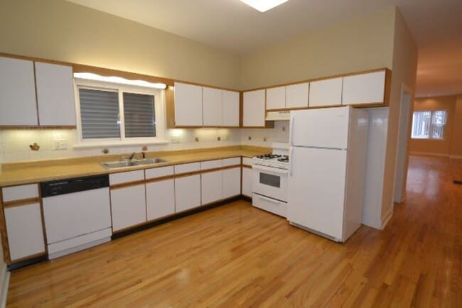 Photo - 1446 W School St Unit J05P