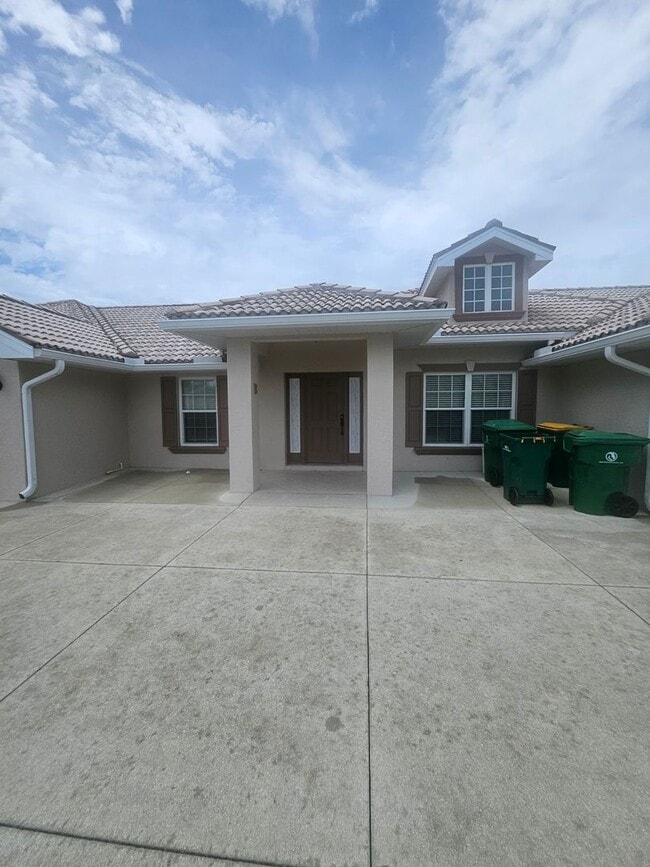 Building Photo - Rotonda Duplex Unit B