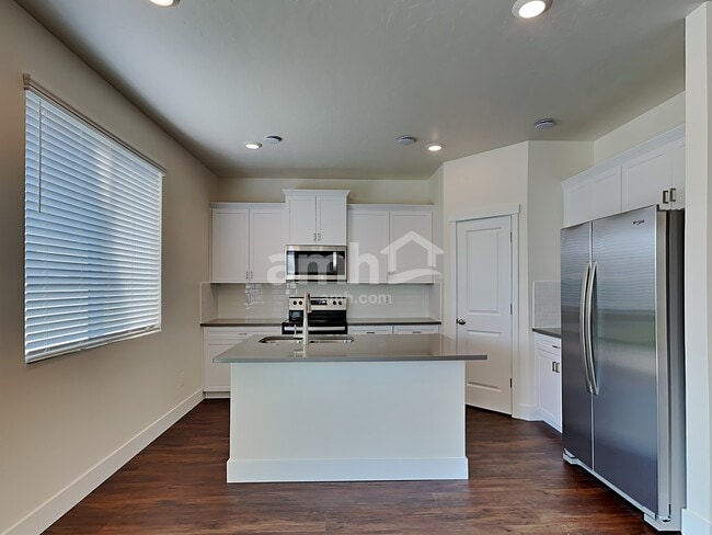 Photo - 955 Moorside Ave