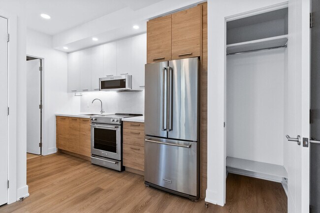 Photo - 200 Redpath Ave