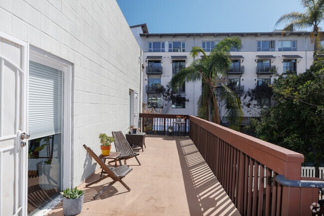 Studio - 800SF -Balcony