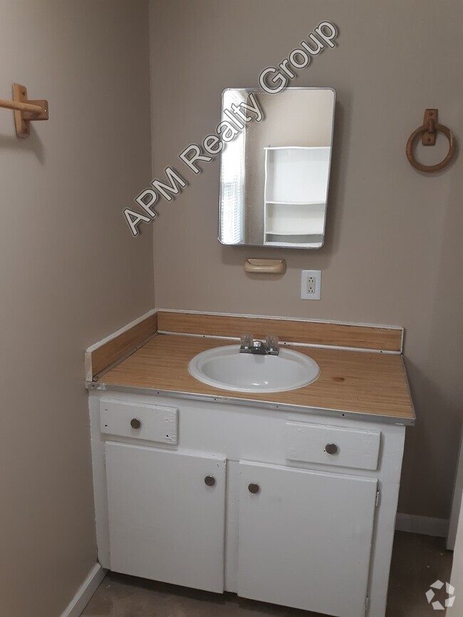 Building Photo - Updated one bedroom duplex Rental