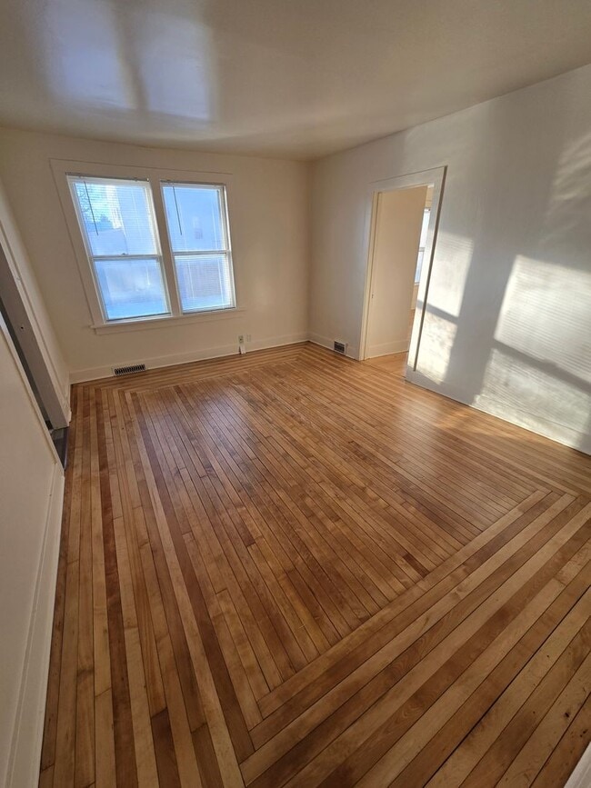 Building Photo - 109 Milwaukee Ave W Unit 109 Milwaukee Avenue W.