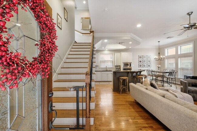 Photo - 933 W 17th St
