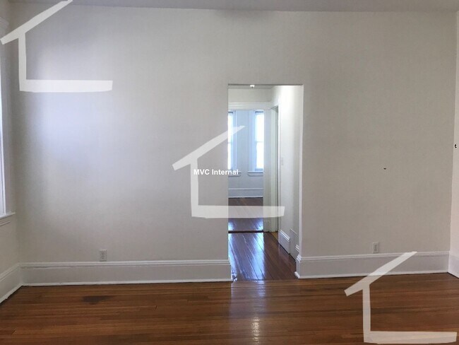 Photo - Spacious 1 Bed Seconds From The Green Line