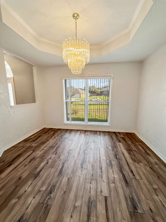 Photo - 404 Buxton Way