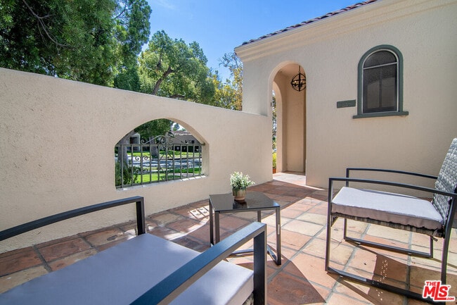 Photo - 121 S Poinsettia Pl