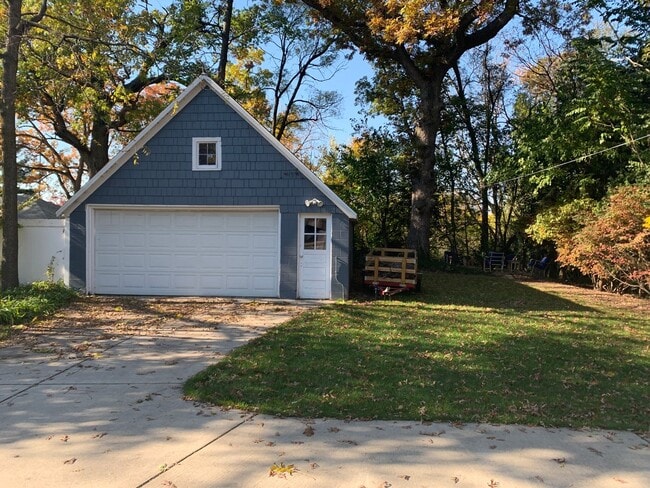 Photo - 1543 Gladstone Dr SE