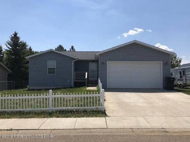 Building Photo - Newer, Spacious House for Rent in Dickinson