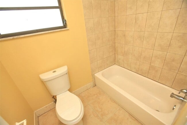 Building Photo - 176 Piedmont Way Unit D