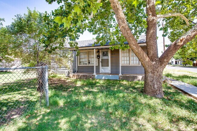 Building Photo - Modern-cozy 2 bedroom in medical district Unit Rear Rental