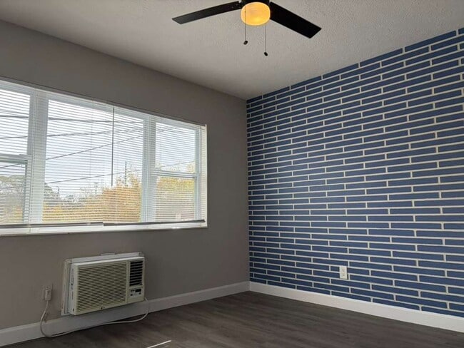 Photo - P233 - Lynd #9 Unit P233 - Lynd #9 - 5614 Gulfport Blvd