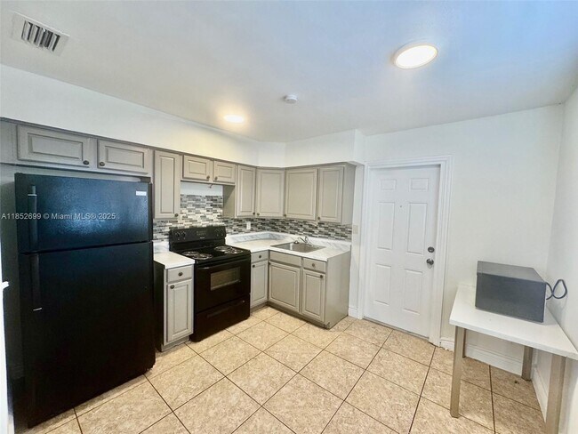 Building Photo - 2633 NW 9th Ave Unit 1 Rental